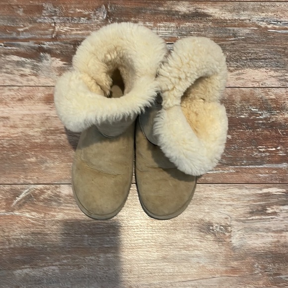Women’s tan Uggs - Picture 2 of 3